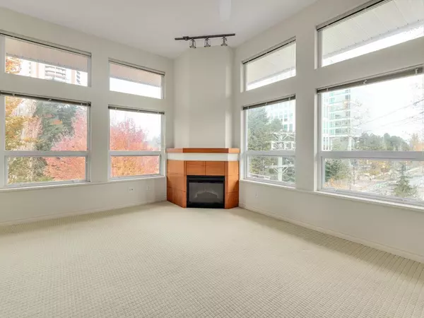 Burnaby, BC V3N 5E3,6888 Southpoint DR #410