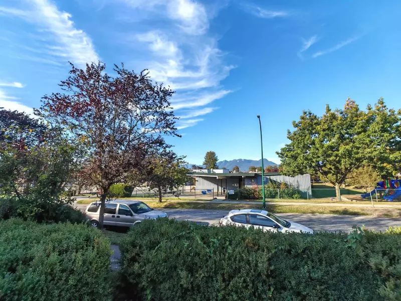 2686 E 3rd AVE, Vancouver, BC V5M 1H2