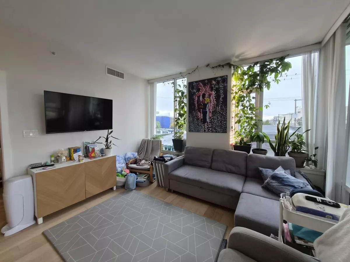 Vancouver, BC V6J 0H1,2033 W 10th AVE #317