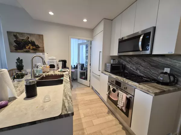 Vancouver, BC V6J 0H1,2033 W 10th AVE #317