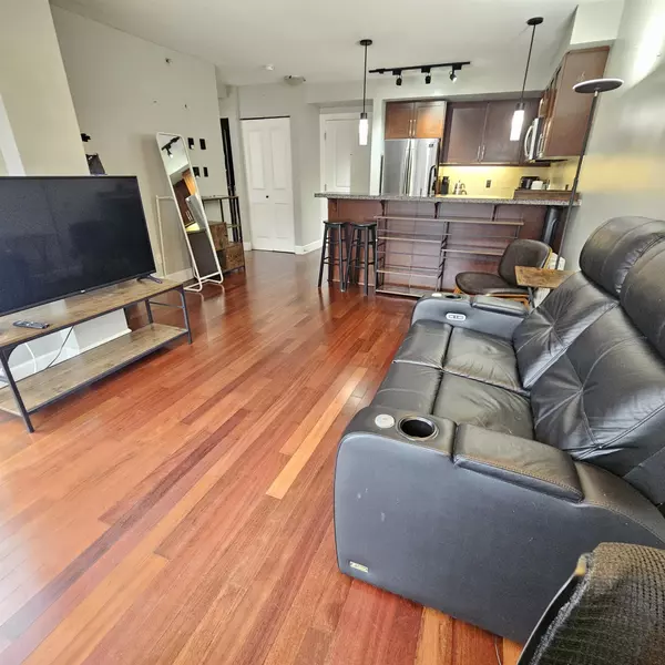 Burnaby, BC V5C 6V2,3811 Hastings ST #413