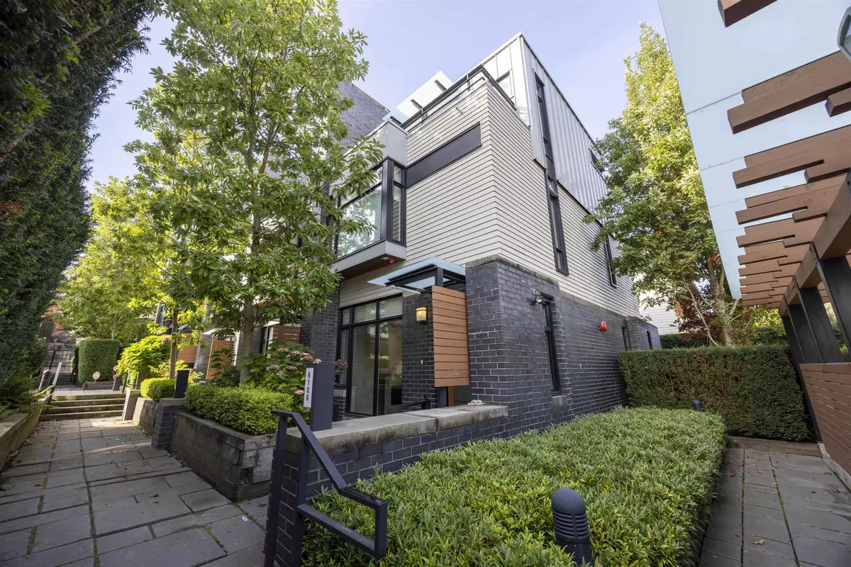 Vancouver, BC V6M 2W2,6106 Oak ST