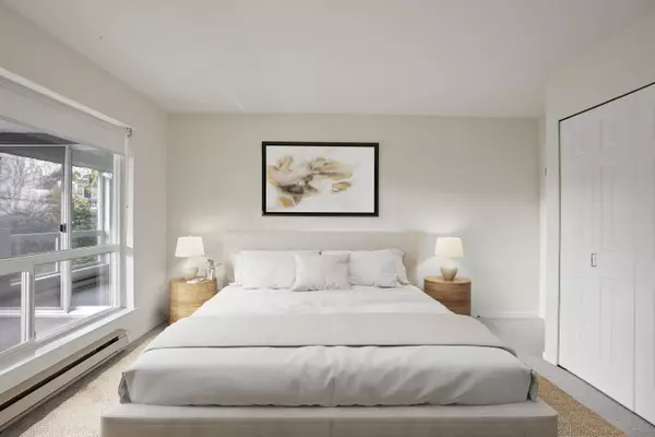 White Rock, BC V4B 1E4,15717 Marine DR #304