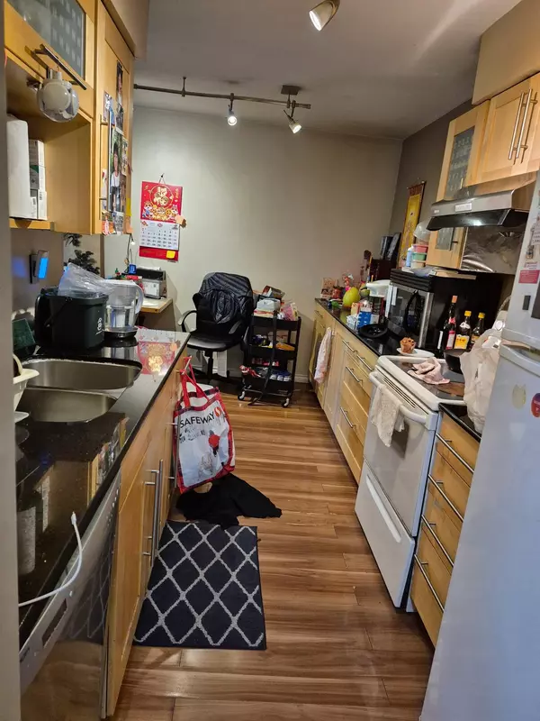 Burnaby, BC V3N 4P4,9847 Manchester DR #208