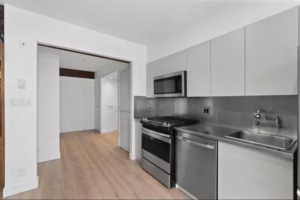 Vancouver, BC V6B 5P9,1072 Hamilton ST #308