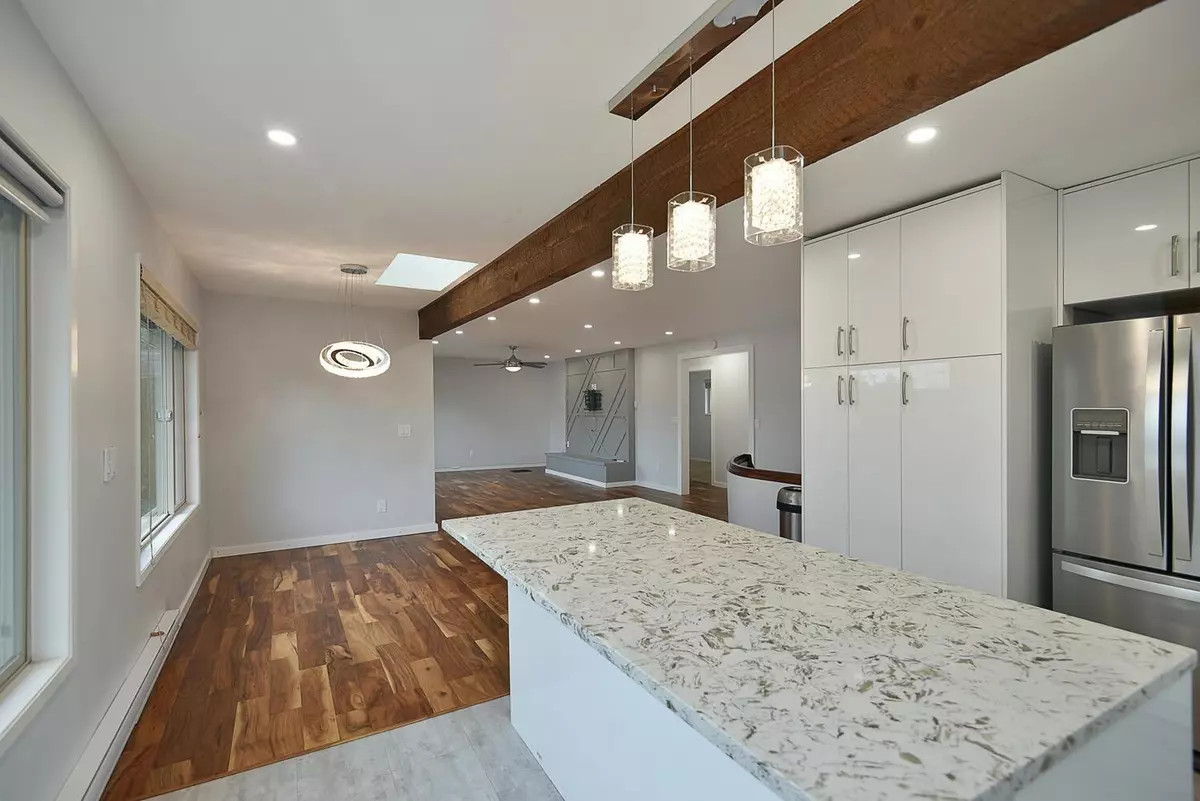 Sechelt, BC V7Z 0B1,4362 Marble RD