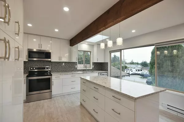 Sechelt, BC V7Z 0B1,4362 Marble RD