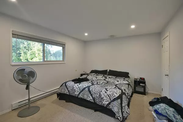 Sechelt, BC V7Z 0B1,4362 Marble RD