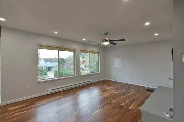 Sechelt, BC V7Z 0B1,4362 Marble RD