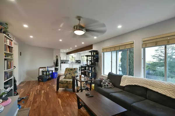 Sechelt, BC V7Z 0B1,4362 Marble RD