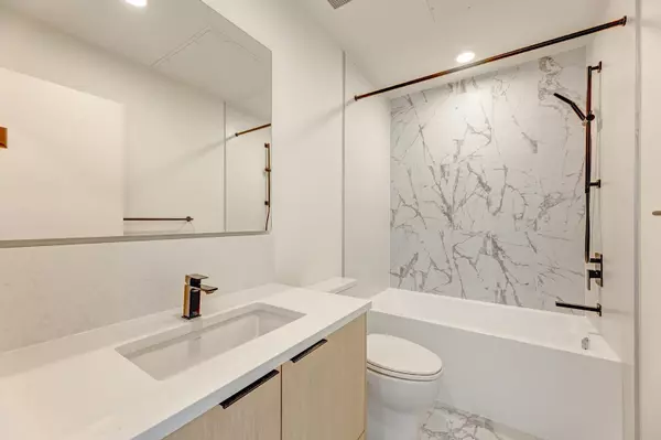 North Vancouver, BC V7L 0K1,422 E 3rd ST #104/204