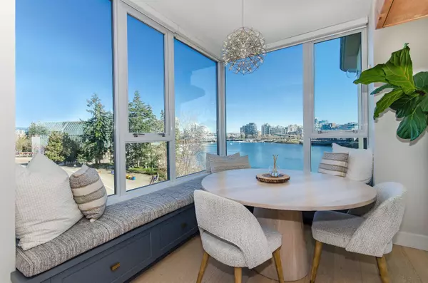 Vancouver, BC V6B 0B5,9 Smithe Mews