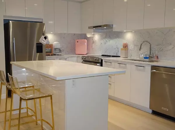 Burnaby, BC V3N 0J1,6438 Byrnepark DR #207