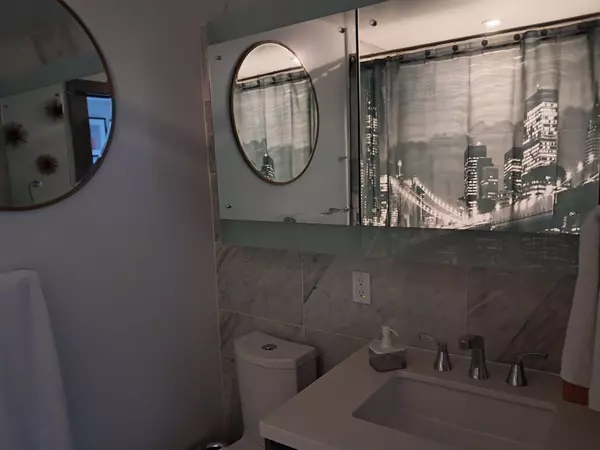 68 Smithe ST Vancouver, BC V6B 0P3