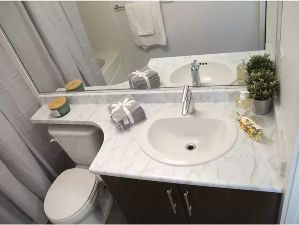 688 Abbott ST #1008 Vancouver, BC V6B 0B9