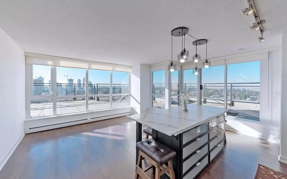 10777 University DR #2104, Surrey, BC V3T 0E6