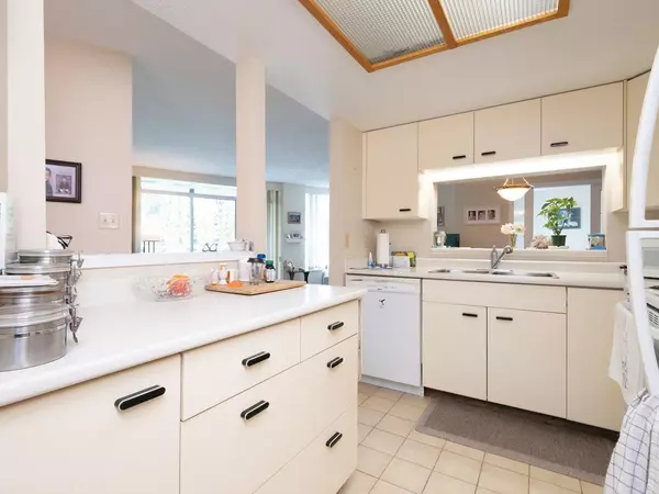 995 Roche Point DR #304 North Vancouver, BC V7H 2X4