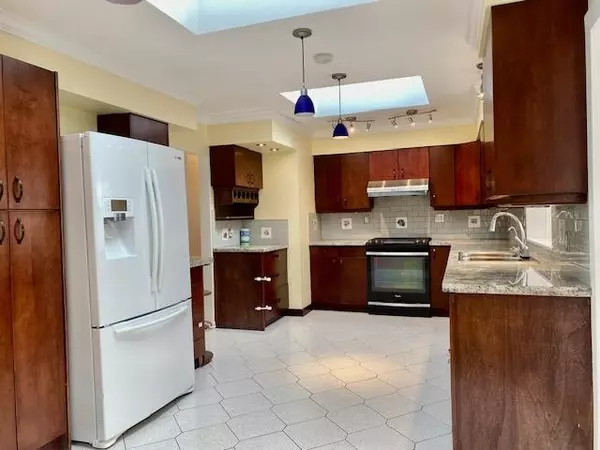 Coquitlam, BC V3J 3N6,1036 Como Lake AVE