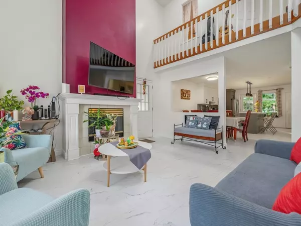 Surrey, BC V3R 4K5,10308 155a ST #210