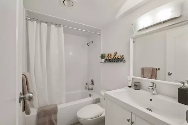 2012 Fullerton AVE #201 North Vancouver, BC V7P 3E3