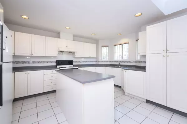 9900 Patterson RD Richmond, BC V6X 1R2