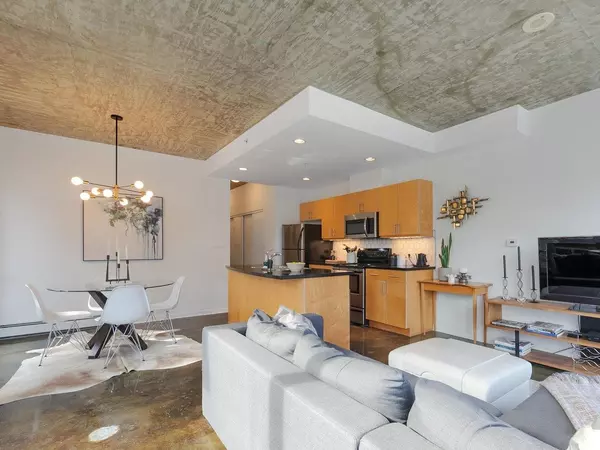 919 Station ST #306 Vancouver, BC V6A 4L9