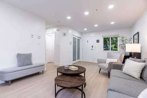 1233 W 16th ST #2 North Vancouver, BC V7P 1R5