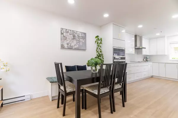 1233 W 16th ST #2 North Vancouver, BC V7P 1R5