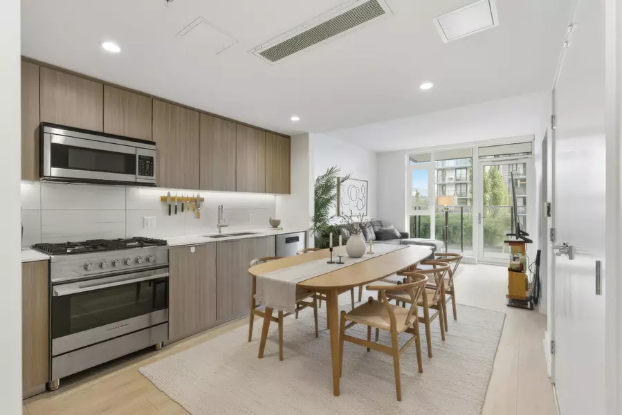 1401 Hunter ST #602, North Vancouver, BC V7J 0E2