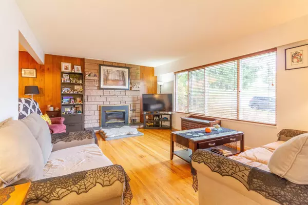 Coquitlam, BC V3K 4Y6,406 Schoolhouse ST