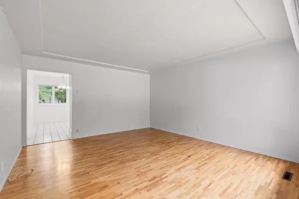 Surrey, BC V3R 5H7,14054 Antrim RD