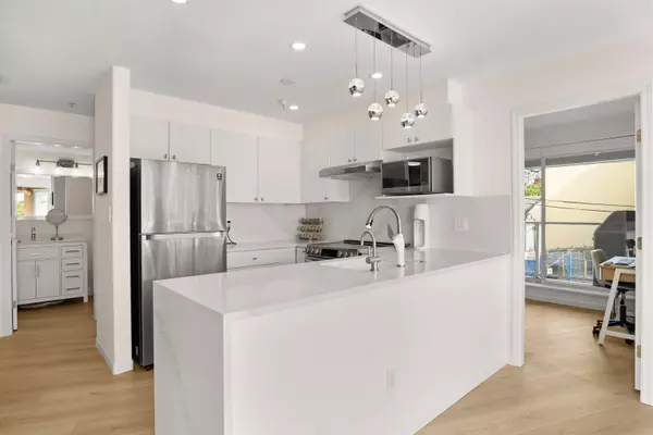 White Rock, BC V4B 3T4,1119 Vidal ST #206