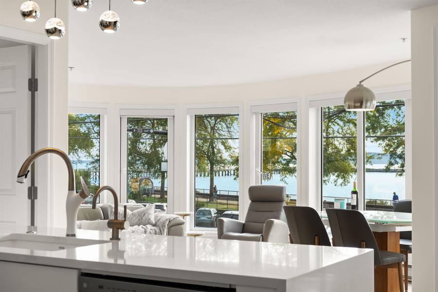 1119 Vidal ST #206, White Rock, BC V4B 3T4