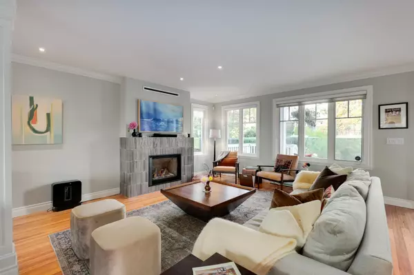 North Vancouver, BC V7L 1R2,563 E 6th ST