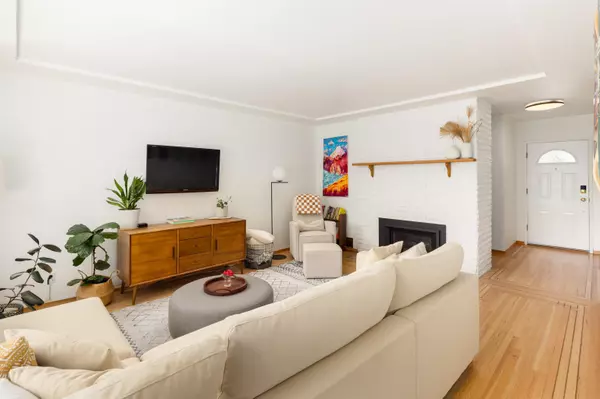 North Vancouver, BC V7L 1N7,1231 Cloverley ST