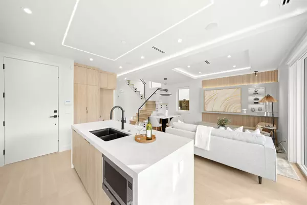 3466 W 22nd AVE #2 Vancouver, BC V6S 1J2