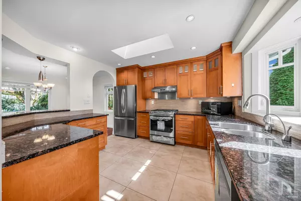 1138 Inglewood AVE West Vancouver, BC V7T 1Y5