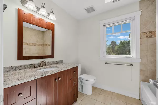 1138 Inglewood AVE West Vancouver, BC V7T 1Y5