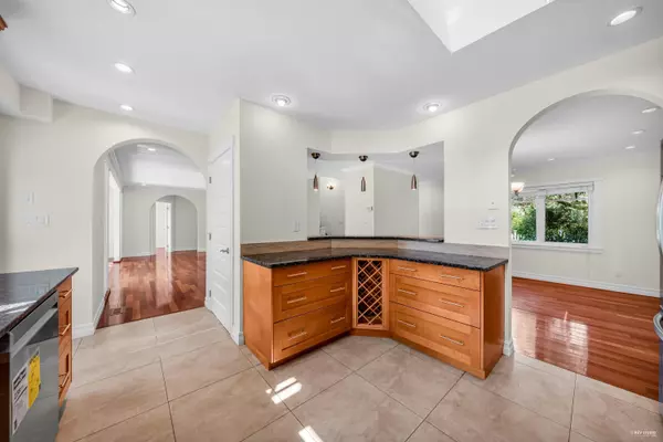 1138 Inglewood AVE West Vancouver, BC V7T 1Y5