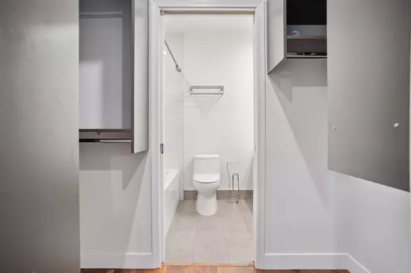 Vancouver, BC V6J 2C9,2028 W 11th AVE #210