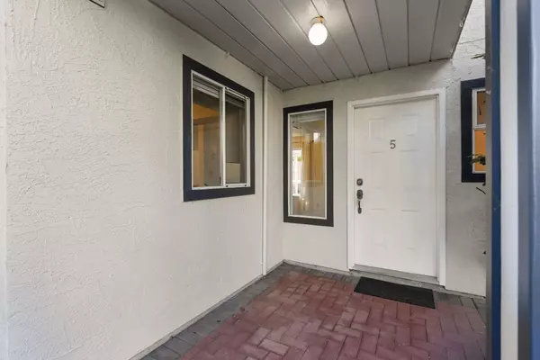 Ladner, BC V4K 1V3,4890 48 AVE #5
