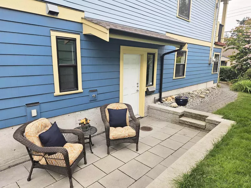 823 Edinburgh ST, New Westminster, BC V3M 2V2