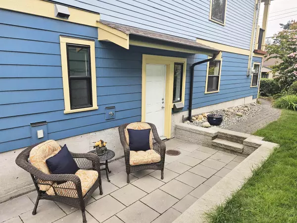 823 Edinburgh ST, New Westminster, BC V3M 2V2