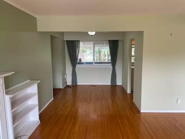 Surrey, BC V3R 5B3,10977 Jay CRES