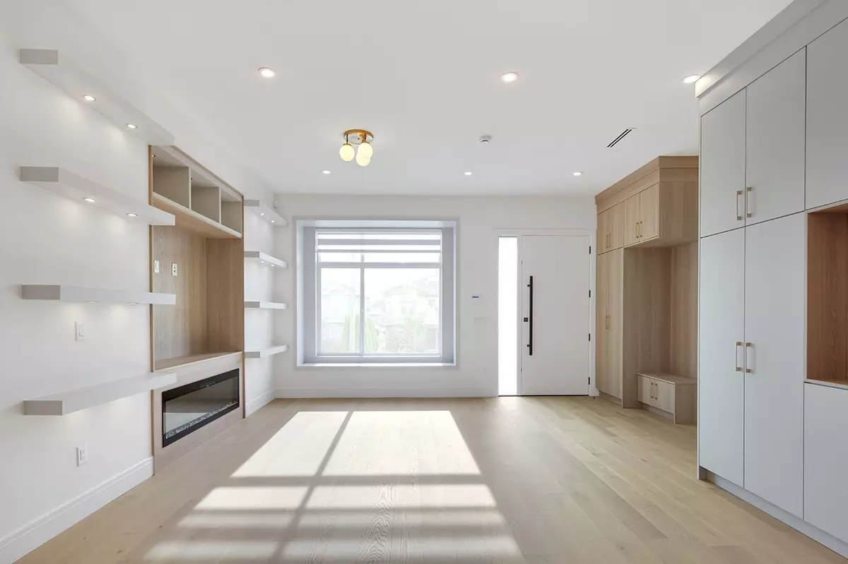 Burnaby, BC V3N 1J5,7815 18th AVE