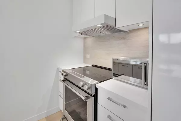 711 W 14th ST #308 North Vancouver, BC V7M 3E8