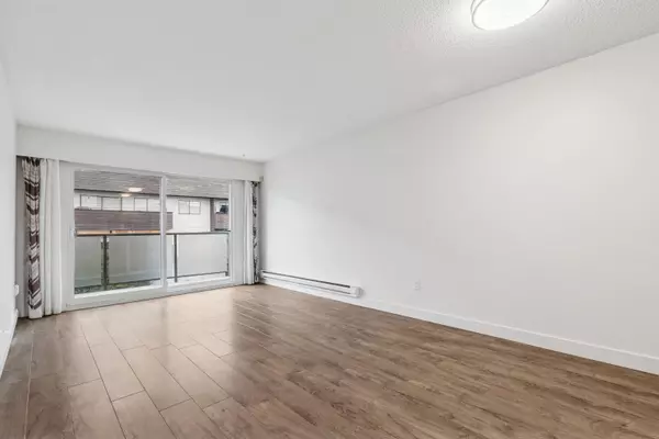 North Vancouver, BC V7M 3E5,212 Forbes AVE #306