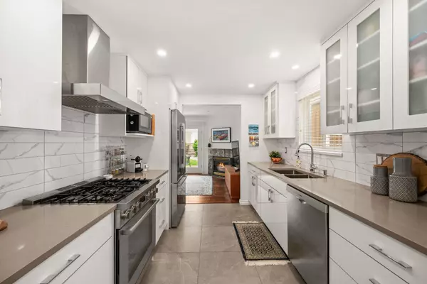 262 E 10th ST North Vancouver, BC V7L 2E1