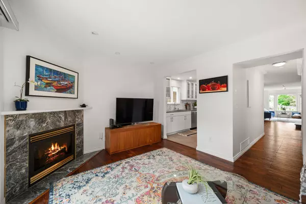 262 E 10th ST North Vancouver, BC V7L 2E1