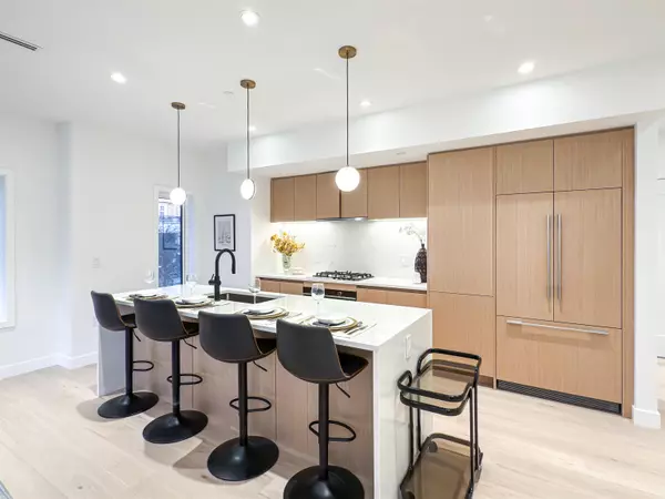 Vancouver, BC V6P 1H5,1016 W 52nd AVE